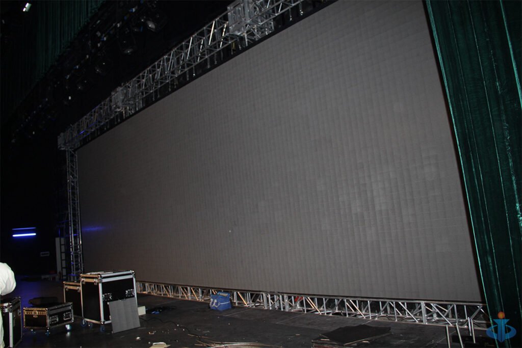 side view p4mm uhd rental display